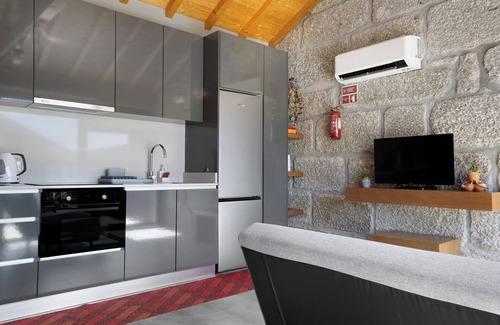 Guilhofrei Villa | The Quinta of Caroveiras 'Casa T1' with Lake View, Wi-Fi and Air Conditioning