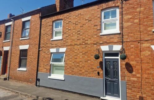 Milton Keynes Apartment | "The Railway Inn MK" Contractor Friendly Accommodation 3-Bedroom House with Free Parking, Fast Wi-Fi, and Easy Access to Milton Keynes