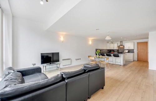 Trafford Apartment | The Railway Pass The Keys Modern 2-Bed Apartment in Central Altrincham