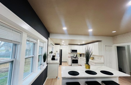 Des Moines House | The Rainbow lodge-Game room,Huge backyard, pool table 2 miles downtown