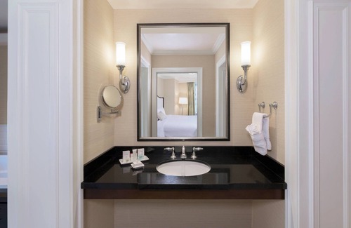 Country Club Plaza Area Hotel | The Raphael Hotel, Autograph Collection