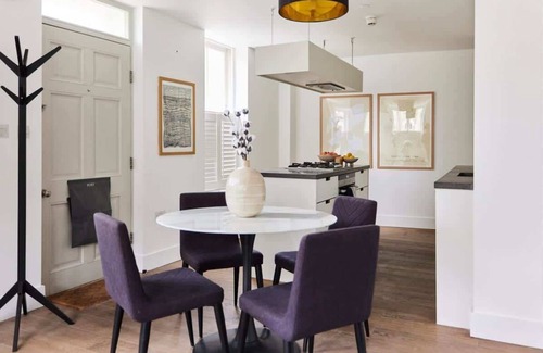 Hammersmith Broadway Apartment | The Ravenscourt Park Escape - Bright 2 Bdr Flat