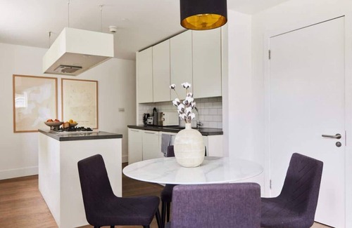Hammersmith Broadway Apartment | The Ravenscourt Park Escape - Bright 2 Bdr Flat