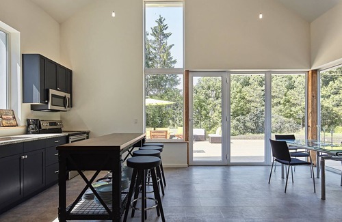 Bongard Villa | The Reach Guesthouse in Prince Edward County STA Licence #ST-2019-0099