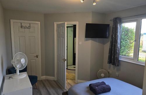 Aldermaston Wharf Apartment | The Reading chalet with gardens and koi pond