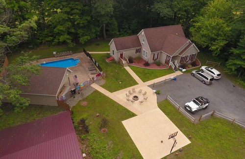 Cooperstown House | THE RED DOOR LODGE IInHUGE-Sleep 20 Heated PoolnNear Dreams Park & Ommegang brew