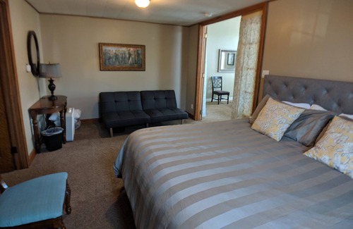 Nauvoo Apartment | The Red Front Suite - Sleeps 15