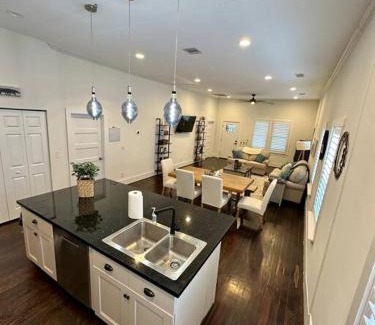 Greater East End House | The Red Haven -Heart of EaDo HTX & NRG-