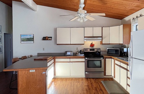 Kamuela House | The Red Hibiscus Hale modern furnishings in a fantastic dry-side neigborhood
