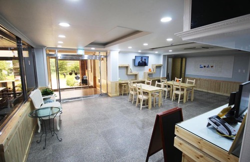 Sokcho Hotel | The Red House