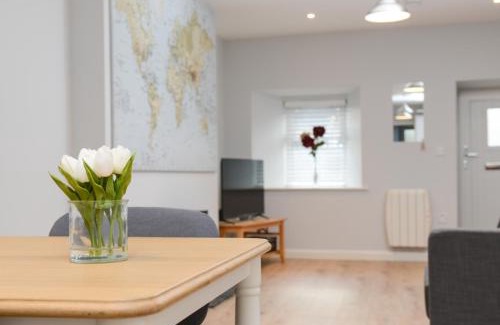 Galway City Centre Apartment | The RED KEEP Fab Location - Two Bed - Two Bathrooms -Townhouse