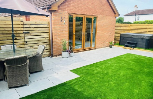 Woodborough House | The Red Lodge Annexe nOne bedroom rental with private hot tub.