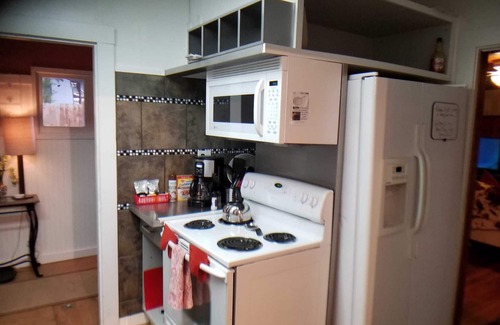 Downtown Klamath Falls House | The Red Smarthouse King ❤️Downtown 4KTV W/D WiFi