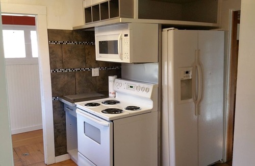 Downtown Klamath Falls House | The Red Smarthouse King ❤️Downtown 4KTV W/D WiFi