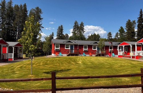 Coram Apartment | The Red Station by Glacier - Apartment #3 with AC and laundry