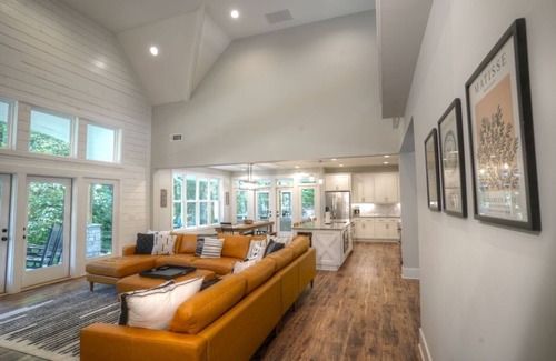 Clarkesville House | The Reserve | 5 BR Mtn Retreat w/Outdoor Great Room, Mins From Helen and Sautee