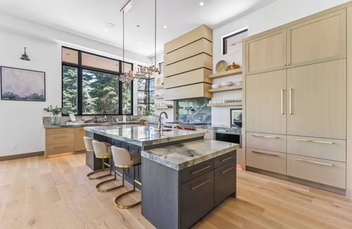 Sundance House | THE RESERVE - Luxury Mountain Estate, Mountain View, Hot Tub, Walk to Ski Runs