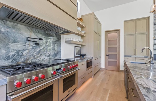 Sundance House | THE RESERVE - Luxury Mountain Estate, Mountain View, Hot Tub, Walk to Ski Runs
