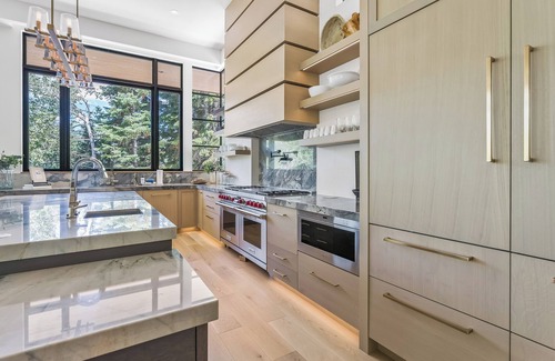 Sundance House | THE RESERVE - Luxury Mountain Estate, Mountain View, Hot Tub, Walk to Ski Runs