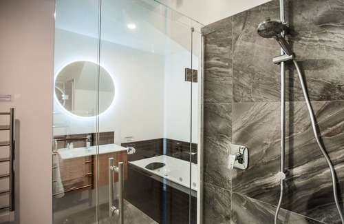 Fitzroy Apartment | The Residence Apartment Five with Spa Bath