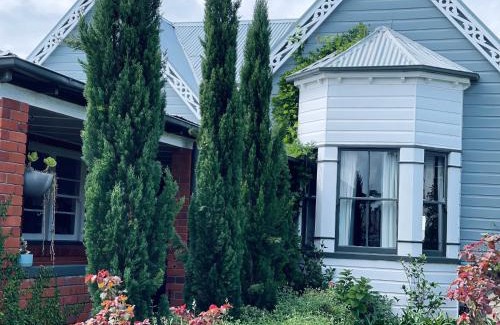 Tenterfield House | The Residence Stylish Comfort with Fireplace