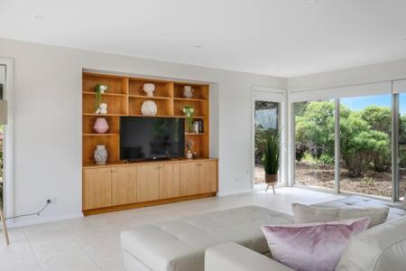 Kingston House | The Rest Retreat Getaway 15 Mins to CBD 3 Bed