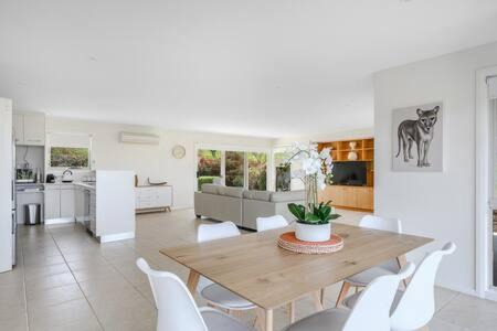 Kingston House | The Rest Retreat Getaway 15 Mins to CBD 3 Bed