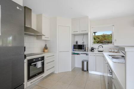 Kingston House | The Rest Retreat Getaway 15 Mins to CBD 3 Bed