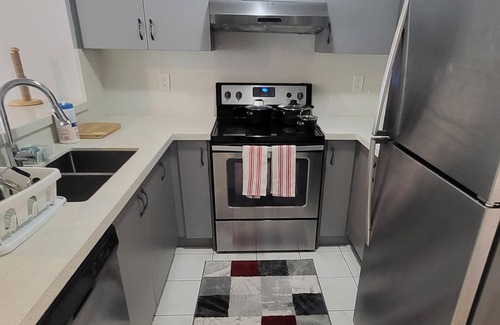Brampton House | The Rest Spot - Charming 3-bedroom townhome with AC and WiFi in Brampton