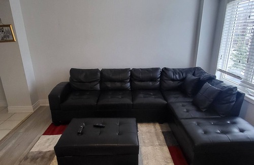 Brampton House | The Rest Spot - Charming 3-bedroom townhome with AC and WiFi in Brampton