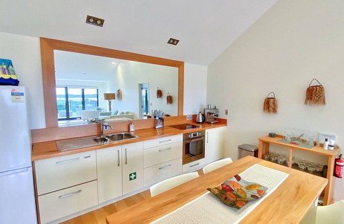 Te Ngaire House | The Retreat: Luxury private hillside beach villa @ Te Ngaere Bay - 2 bedroom