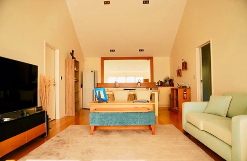 Te Ngaire House | The Retreat: Luxury private hillside beach villa @ Te Ngaere Bay - 2 bedroom