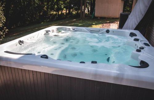 Hickory House | The Retreat with Private Pool and Hot Tub!