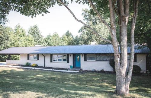 Hickory House | The Retreat with Private Pool and Hot Tub!