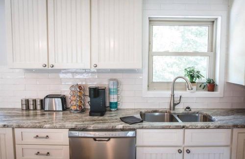 Hickory House | The Retreat with Private Pool and Hot Tub!