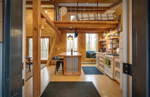 Petoskey Apartment | The Rhubarbary Ruins - with an outdoor sauna