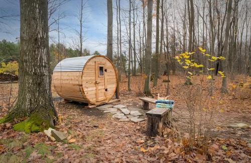 Petoskey Apartment | The Rhubarbary Ruins - with an outdoor sauna