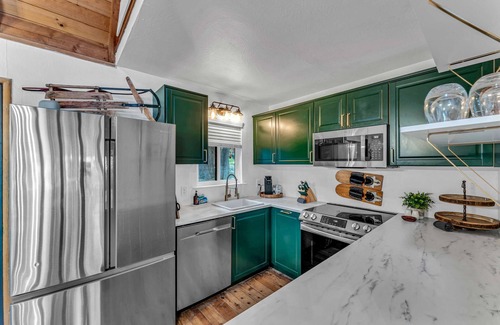Sunnyside Ski Chalet | The Rigi Chalet | HOA Beach Access/Close to town!