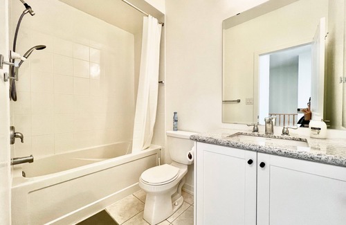 Richmond Hill House | The Riley Luxury Richmond Hill Home w/ Free Parking