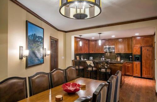 Aspen House | The Ritz-Carlton, 3 BR Residence 8212: Ski-in/Ski-out Resort in Aspen w/Mountain/Town view