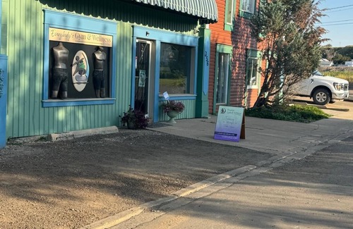 Drumheller House | The River Blossom Suite
