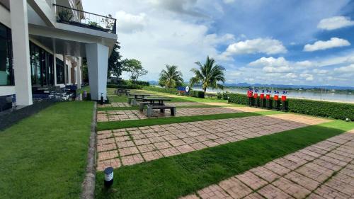 Nakhon Phanom Hotel | The River Hotel
