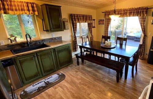 Ashford House | The River House: A quiet getaway with Stunning Mountain views.