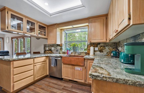 North Upper Truckee Cabin | The River Rock House | Deck-BBQ-Trails | Sleeps 6