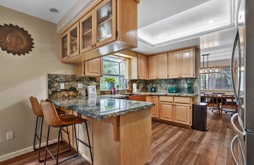 North Upper Truckee Cabin | The River Rock House | Deck-BBQ-Trails | Sleeps 6