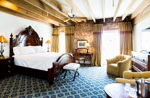 Natchez Hotel | The River Walk Inn - Rooms 801-806