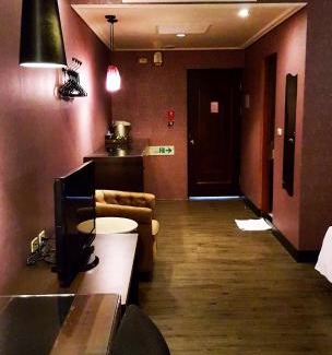 Lingya District Hotel | The Riverside Hotel & Motel