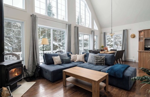 Val-des-Lacs Cabin | The Riviera, Riverside, Pool Table and fireplace!