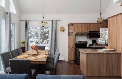 Val-des-Lacs Cabin | The Riviera, Riverside, Pool Table and fireplace!