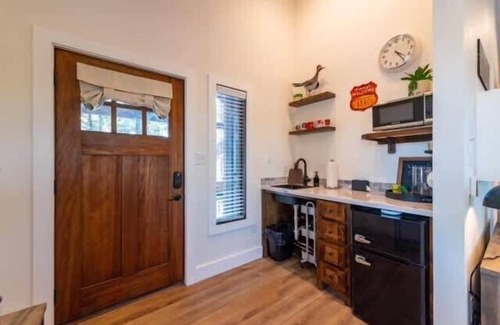Elm Mott Ski Chalet | The Roadrunner Cabin 15MIN to Magnolia & Baylor